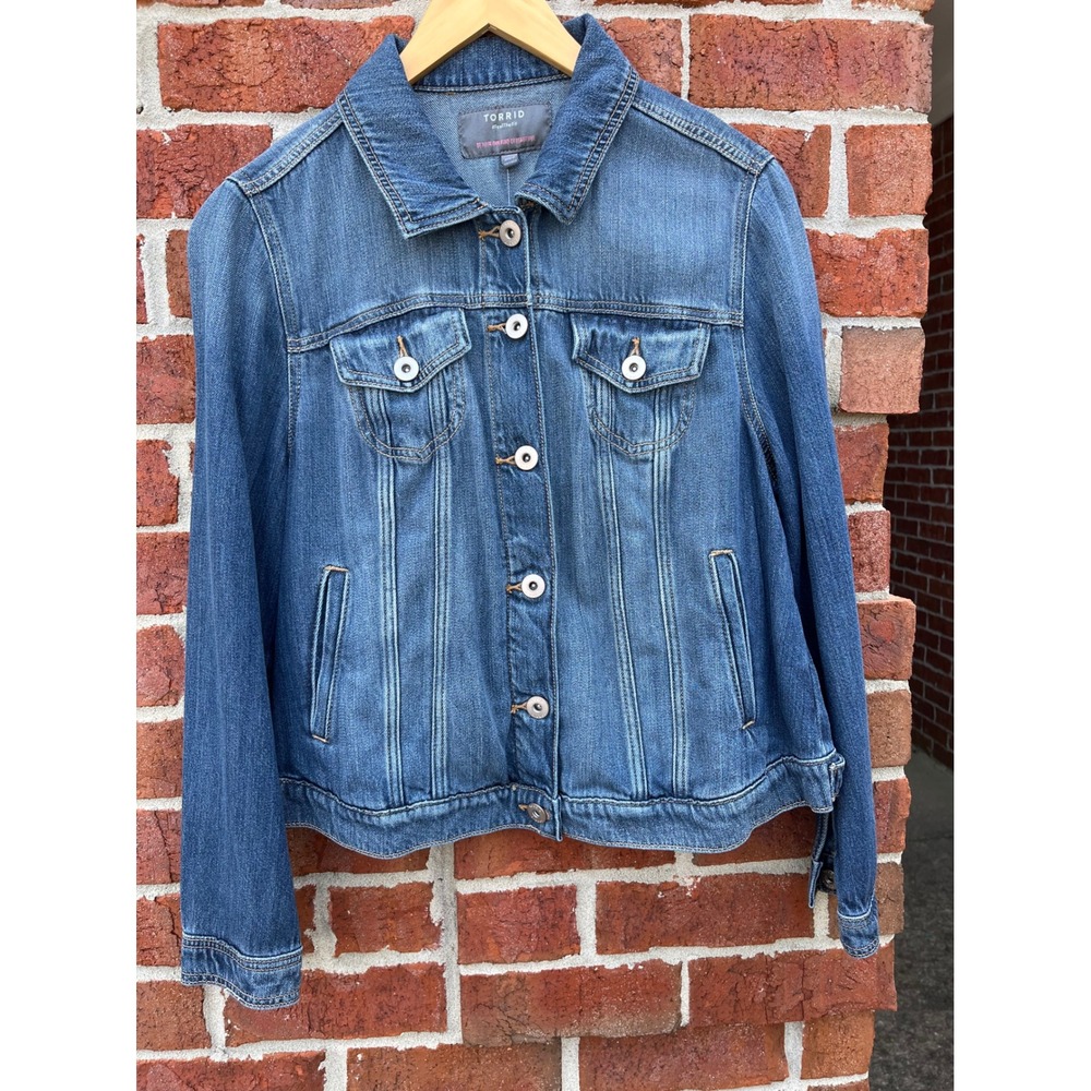 Torrid Medium Wash Tencel Trucker Jacket Size 0 L 12 Blue Denim 15736630
